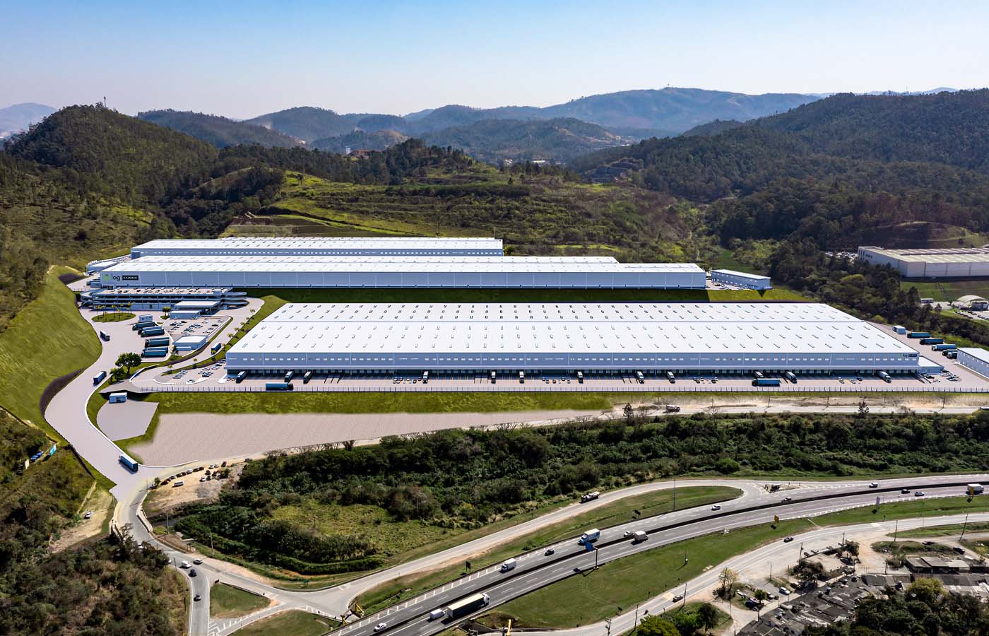Vista aérea do condomínio logístico HSI Syslog Cajamar, galpões brancos junto à rodovia